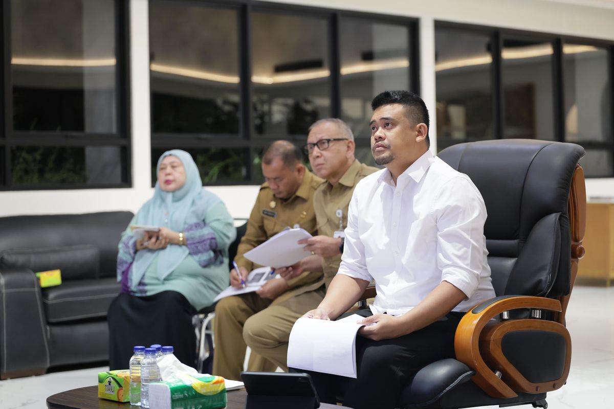 Gubernur Sumatera Utara Bobby Nasution dalam rapat percepatan pembangunan huntap bagi korban bencana bersama Menteri PKP Maruarar Sirait dan Yayasan Buddha Tzu Chi yang digelar secara daring, Selasa (16/12/2025).