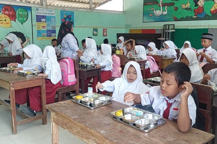 Siswa kelas 1 SDN Pandian 1, Kecamatan Kota, Kabupaten Sumenep, lahap menyantap menu makanan bergizi gratis, Senin (13/1/2025)
