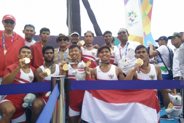 Tim putra Indonesia menyumbang medali emas dari cabang dayung nomor Mens Lightweight Eight di Jakabaring Rowing Lake, 24 Agustus 2018. 