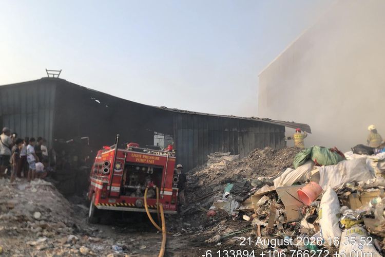 Tumpukan Sampah Terbakar di Kapuk Muara Jakut, 36 Meter Area Terdampak