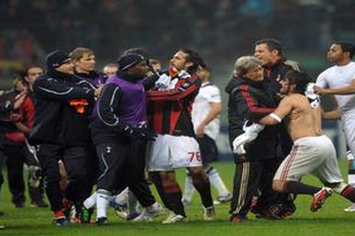 Gelandang AC Milan Gennaro Gattuso (bertelanjang dada) berdebat dengan para pemain Tottenham Hotspur, sebelum akhirnya menanduk asisten manajer "Spurs" Joe Jordan, di akhir pertandingan leg pertama 16 besar Liga Champions, di San Siro, Selasa (15/2/2011). 