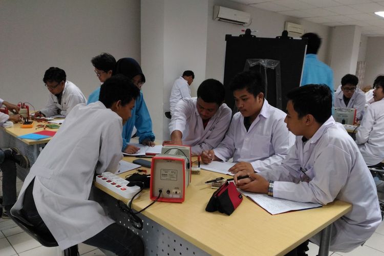 Mahasiswa Universitas Pertamina melakukan uji coba di laboratorium di Kampus Universitas Pertamina, Simprug, Jakarta, Kamis (1/2/2018).