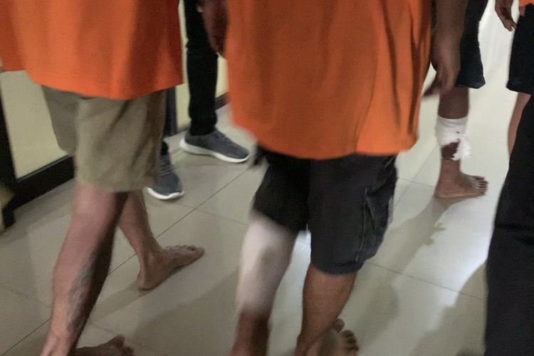 Polres Metro Bekasi Kota melumpuhkan kaki dua orang pelaku perampokan minimarket berinisial IJ (36) dan D (19) karena keduanya berusaha merebut senjata polisi saat diamankan. 