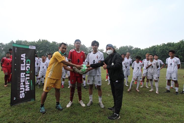 PS Sleman membagikan 45 bola kaki kepada lima SSB, masing-masing SSB sembilan bola pada Selasa (24/5/2021) di lapangan Pandowoharjo, Kabupaten Sleman, Yogyakarta.
