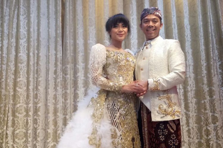 Sheza Idris dan calon suaminya, Surya Ibrahim saat menunjukan gaun pengantin di Hengky Kawilarang Boutique, Kemang, Jakarta Selatan, Kamis (3/8/2017).