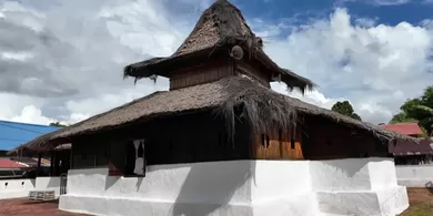 Masjid Tua Wapauwe, Jejak Sejarah Islam di Maluku yang Bertahan Sejak 1414