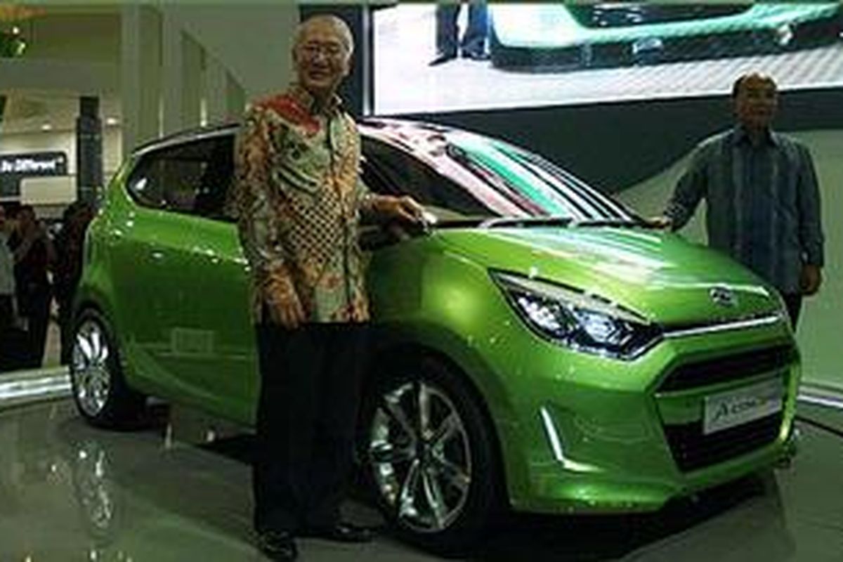 Daihatsu A-Concept diperkenalkan oleh Koinci Ina (kiri) dan Sudirman MR (kanan)