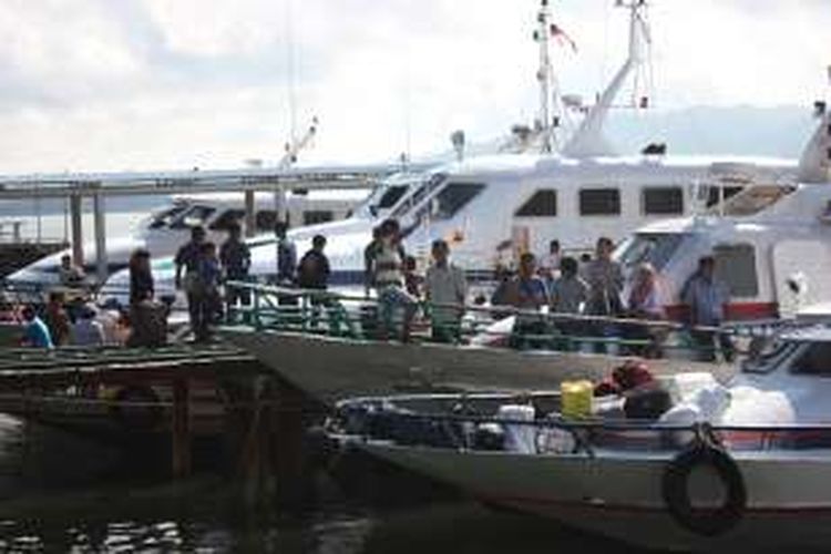 Sejumlah kapal regular Nunukan- Tawau di Pelabuhan Tunon Taka Nunukan. Sejak setahun terakhir TKI yang menggunakan jasa mereka terus menurun dikarenan mereka lebih memilih menggunakan jalur tikus di Pulau Sebatik.