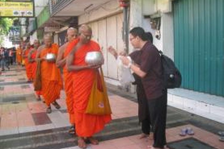 Para Bhiksu dan Bhiksune melakukan ritual Pindapata menjelang detik-detik Tri Suci Waisak 2558 BE/2014 di Jalan Pemuda (Pecinan) Kota Magelang, Rabu (14/5/2014).