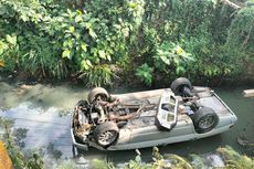 Sopir Tinggalkan Kemudi, Mercedez Benz Berpenumpang 2 Orang Terjun ke Sungai di Kota Batu
