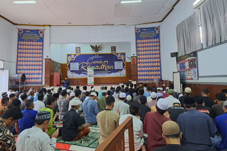 Suasana Pesantren Kilat warga binaan Lapas Kelas II A Paledang, Bogor, sebagai wujud kepedulian para donatur Dompet Dhuafa akan kebutuhan rohani warga binaan, beberapa waktu lalu.