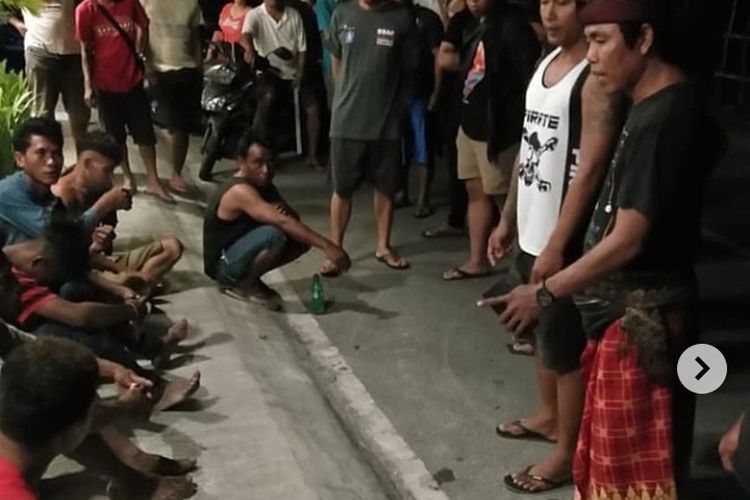 Sejumlah warga Sumba diberikan arahan oleh Kaling Tibubeneng, Kuta Utara