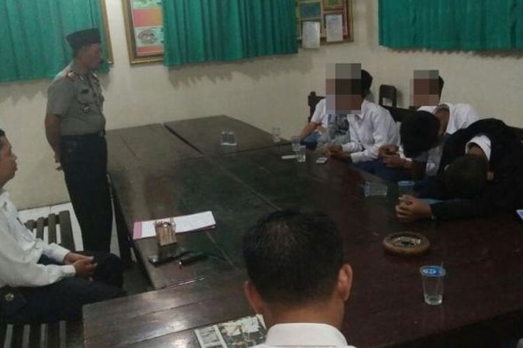 Delapan pelajar Sekolah Menengah Pertama,di beri pengarahan oleh anggota polisi sektor Pogalan,setelah diketahui bolos sekolah (06/02/2017)