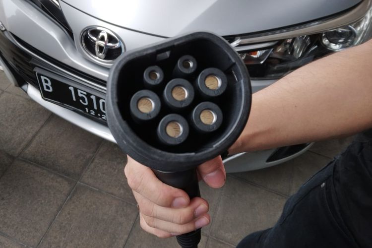 Wall charger Toyota bZ4X merupakan alat isi daya model tanam yang memiliki daya sebesar 10.000 watt.