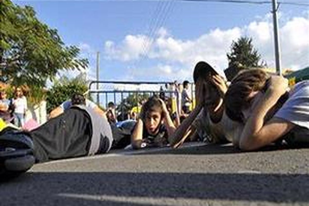 Anak-anak Israel dari kota Ashkelon melancarkan aksi protes di depan kediaman Menteri Keamanan Publik Israel Avi Dichter untuk menentang berlanjutnya serangan roket yang dilancarkan oleh milisi Jalur Gaza pada 21 November 2008. 