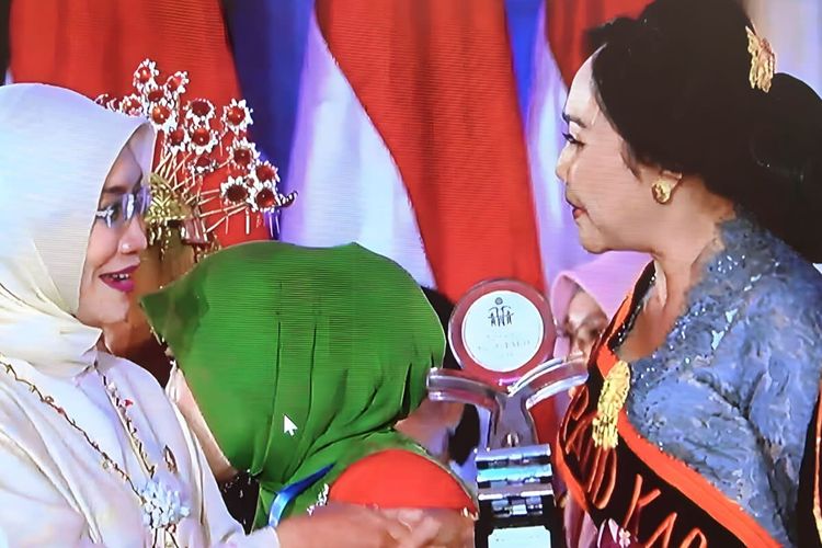 Bunda PAUD Jembrana Gusti Ketut Candrawati Tamba raih penghargaan Wiyata Dharma Nasional 2023 sebagai apresiasi atas keberhasilannya dalam menggerakan transisi PAUD ke SD yang menyenangkan di Jembrana.