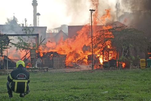 Diduga Akibat Percikan Kembang Api Malam Tahun Baru, Kebakaran Gudang Palet Terjadi di Surabaya