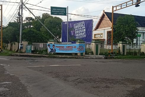 Spanduk Prabowo-Gibran Terpasang di Pagar Kantor Wali Kota Bima