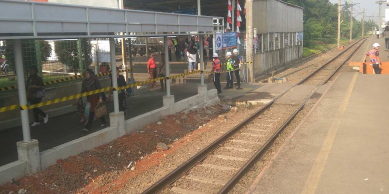 Petugas keamanan menutup akses penyeberangan rel di Stasiun Sudimara, Senin (7/8/2017).