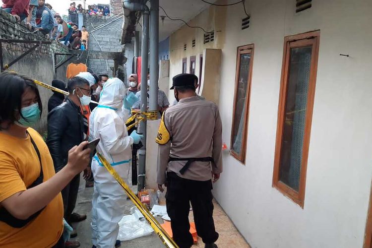 Tim Inafis Satreskrim Polresta Tasikmalaya melakukan olah TKP penemuan dua sejoli mayat di kamar kos Cisayong, Kabupaten Tasikmalaya, Minggu (24/10/2021)