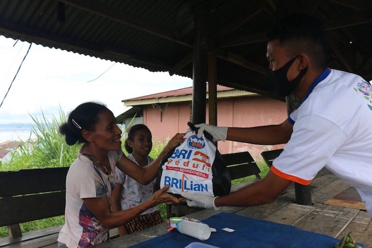 Pemberian bantuan oleh BRILiaN 