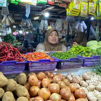 Sulastri, salah satu pedagang sayur di Pasar Tomang Barat, Tanjung Duren, Jakarta Barat, Kamis (7/12/2023). 