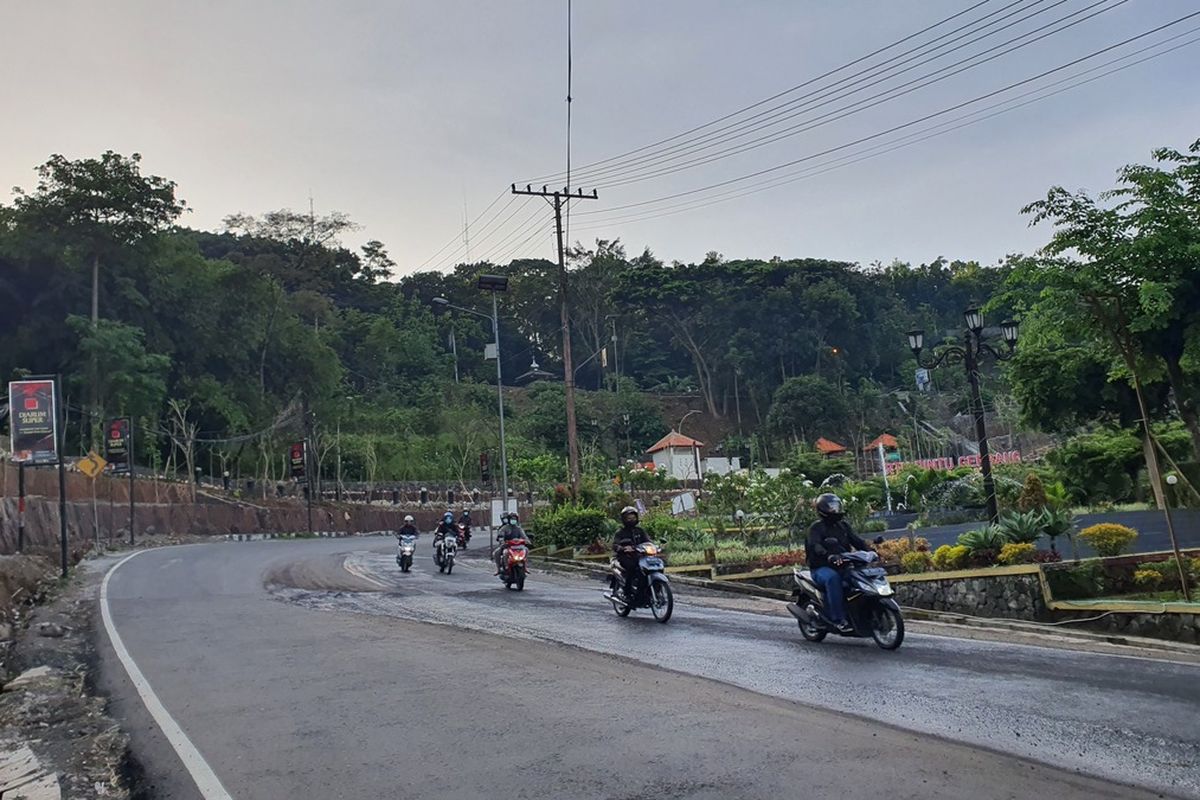 Pengendara melintas di tikungan Ngembes, Patuk, Gunungkidul, yang selalu basah. Kamis (19/1/2023)