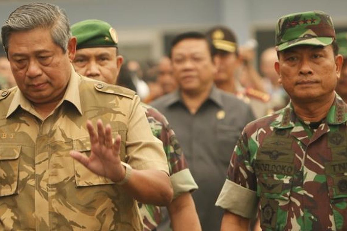 Presiden Susilo Bambang Yudhoyono tiba di Landasan Udara Roesmin Nurjadin, Pekanbaru, Riau, Sabtu (15/3/2014). Pesawat kenegaraan sudah bisa mendarat di Pekanbaru karena kabut asap kemarin mulai berkurang sehingga jarak pandang meningkat. Presiden meninjau salah satu lokasi kebakaran hutan di Rimbo Panjang. 