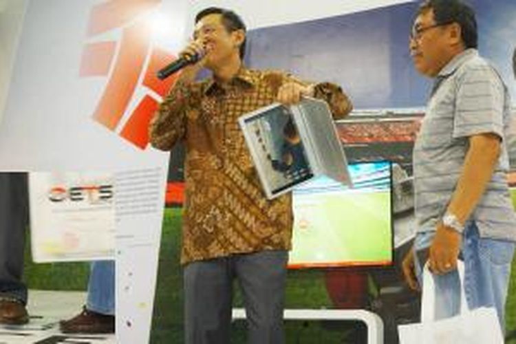 Y.C. Tsai, direktur Kantor Dagang dan Ekonomi Taipei, membanting dan menginjak laptop di Indocomtech 2014, Jakarta.