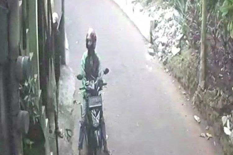 Tangkapan layar rekaman CCTV menyorot aksi komplotan pencuri sepeda motor bermodus Ojol di Jalan Darussalam, Ciracas, Jakarta Timur, Rabu (27/7/2022) 
