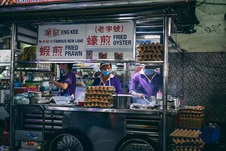 Penjual Fried Oyster Omelette atau Oh Chien di New Lane Hawker Centre, Penang, Malaysia