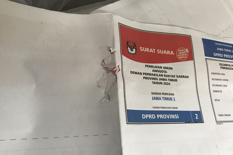 Surat suara yang ditemukan rusak di KPU Sidoarjo, Jawa Timur, Rabu (3/1/2024)