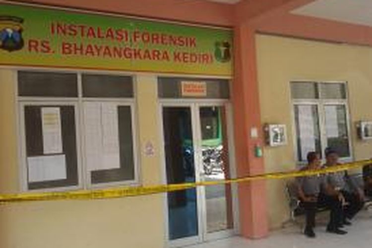 Suasana ruang penyimpanan jenazah terduga teroris di RS Bhayangkara Kota Kediri, Jawa Timur, Jum'at(16/1/2015)