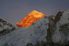 Covid-19 Nepal Makin Mengkhawatirkan, China Hentikan Pendakian ke Gunung Everest