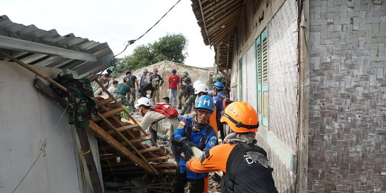 Tim gabungan Dompet Dhuafa melakukan evakuasi korban gempa bumi di Kabupaten Cianjur, Jawa Barat, Selasa (23/11/2022).