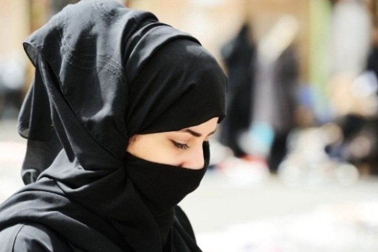 Perempuan Muslim dengan burqa yang menutup rapat tubuhnya.