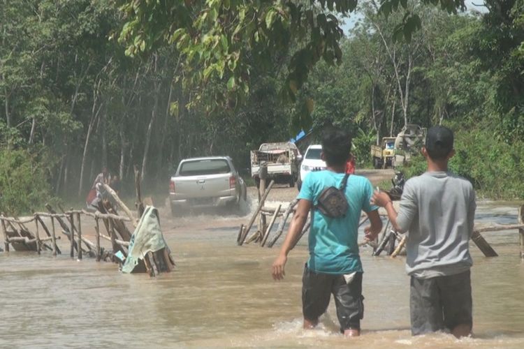 Banjir yang merendam wilayah Kelurahan Payuputat Kecamatan Prabumulih Barat terpantau belum surut, Sabtu (2/3/2019). Banyak pengendara kendaraan nekat melintas meski berisiko. 