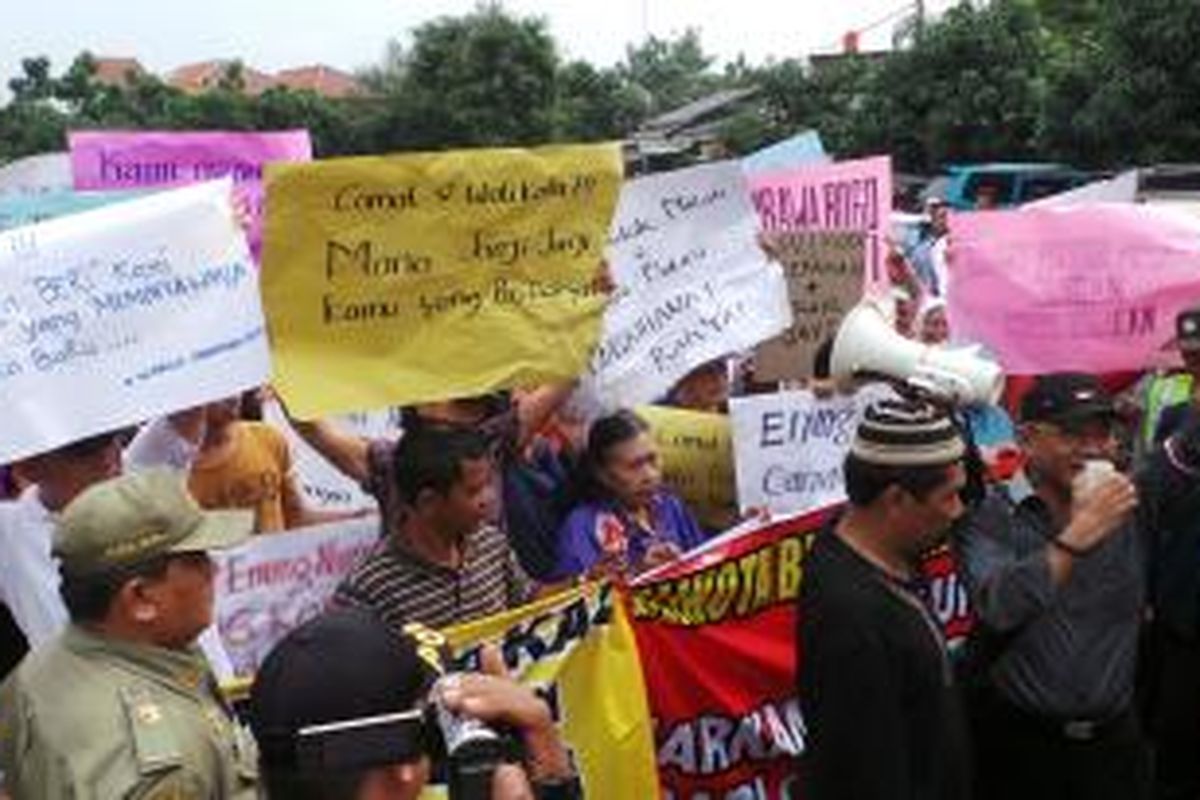 Seratusan warga Jatirahayu, Pondok Melati, Bekasi melakukan aksi unjuk rasa menolak pembangunan perumahan di atas lahan resapan