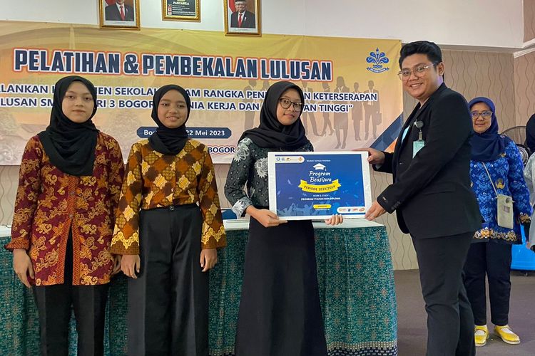 Tanam Ilmu Academy memberikan program beasiswa penuh kepada siswa berprestasi lulusan Sekolah Menengah Kejuruan (SMK) dan Sekolah Menengah Atas (SMA).