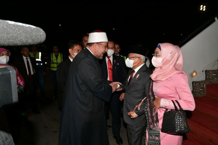 Wakil Presiden (Wapres)Ma’ruf Amin beserta Ibu Wury Ma’ruf Amin disambut oleh Menteri Urusan Wakaf Mesir Mohamed Mokhtar Gomaa saat mendarat di Bandara Internasional Kairo, Mesir, Jumaf (4/11/2022).