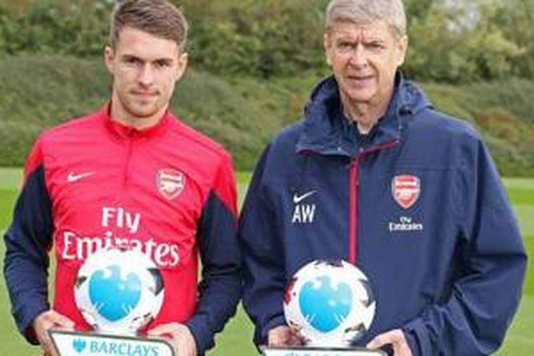 Gelandang Arsenal, Aaron Ramsey (kiri), dan manajer Arsene Wenger mendapat penghargaan Manajer and Player of the Month pada bulan September.