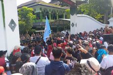 Demo di Balaikota Yogyakarta, Ratusan PKL Malioboro Ancam Dorong Pintu Gerbang