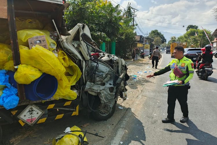 Truk Box dan Dump Truck Tabrakan di Trenggalek, Pengemudi Patah Tulang