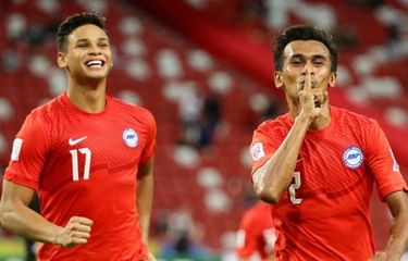 Bek Singapura, Shakir Hamzah (kanan), merayakan golnya ke gawang Tmor Leste pada laga ketiga Grup A Piala AFF 2020 di National Stadium, Selasa (14/12/2021).