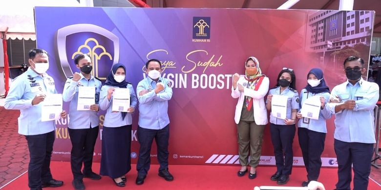 Sebanyak 7.076 pegawai Kementerian Hukum dan Hak Asasi Manusia (Kemenkumham) menerima suntikan vaksin booster Covid-19 tahap kedua, di lapangan kantor Kemenkumham Jakarta, Senin (20/2/2023).