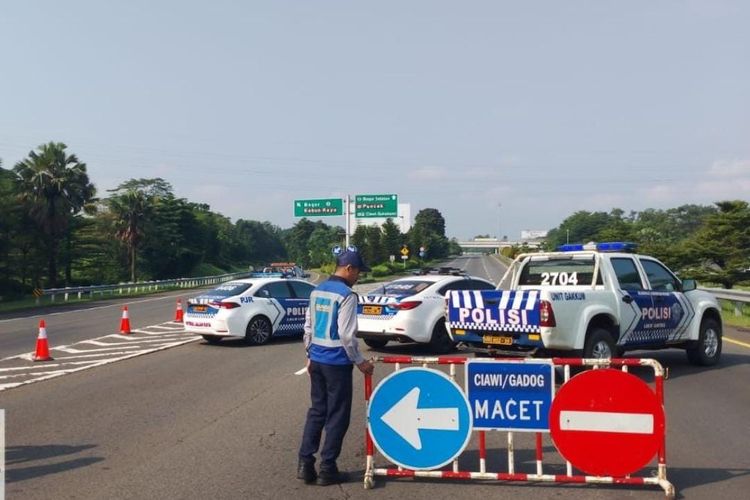 Imbas kepadatan lalu lintas menuju puncak, atas diskresi Kepolisian, Jasa Marga berlakukan rekayasa pengalihan lalu lintas pada Selasa (25/4/2023).