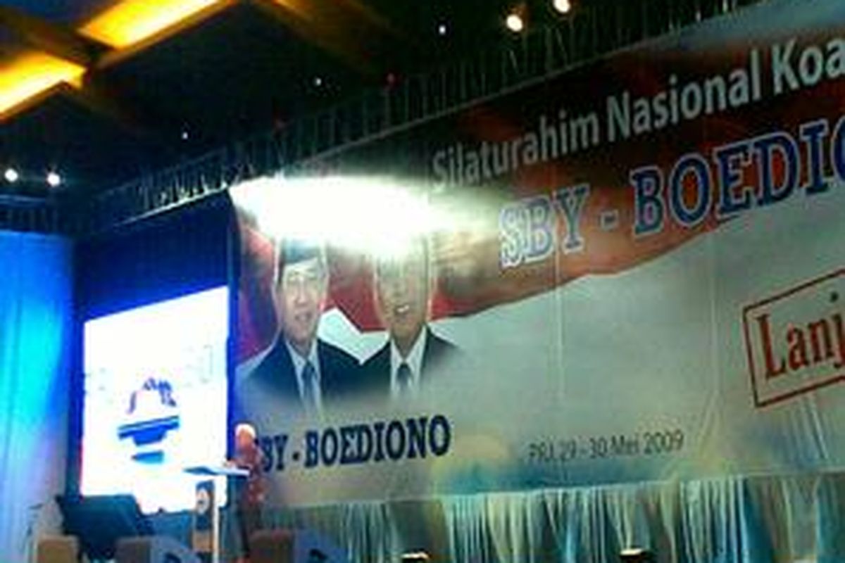 Ketua Tim Kampanye Nasional pasangan capres-cawapres SBY dan Boediono, Hatta Radjasa, memberikan kata sambutan dalam Silaturahmi Nasional Koalisi Parpol pendukung SBY-Boediono di Arena PRJ Kemayoran, Sabtu (30/5).
