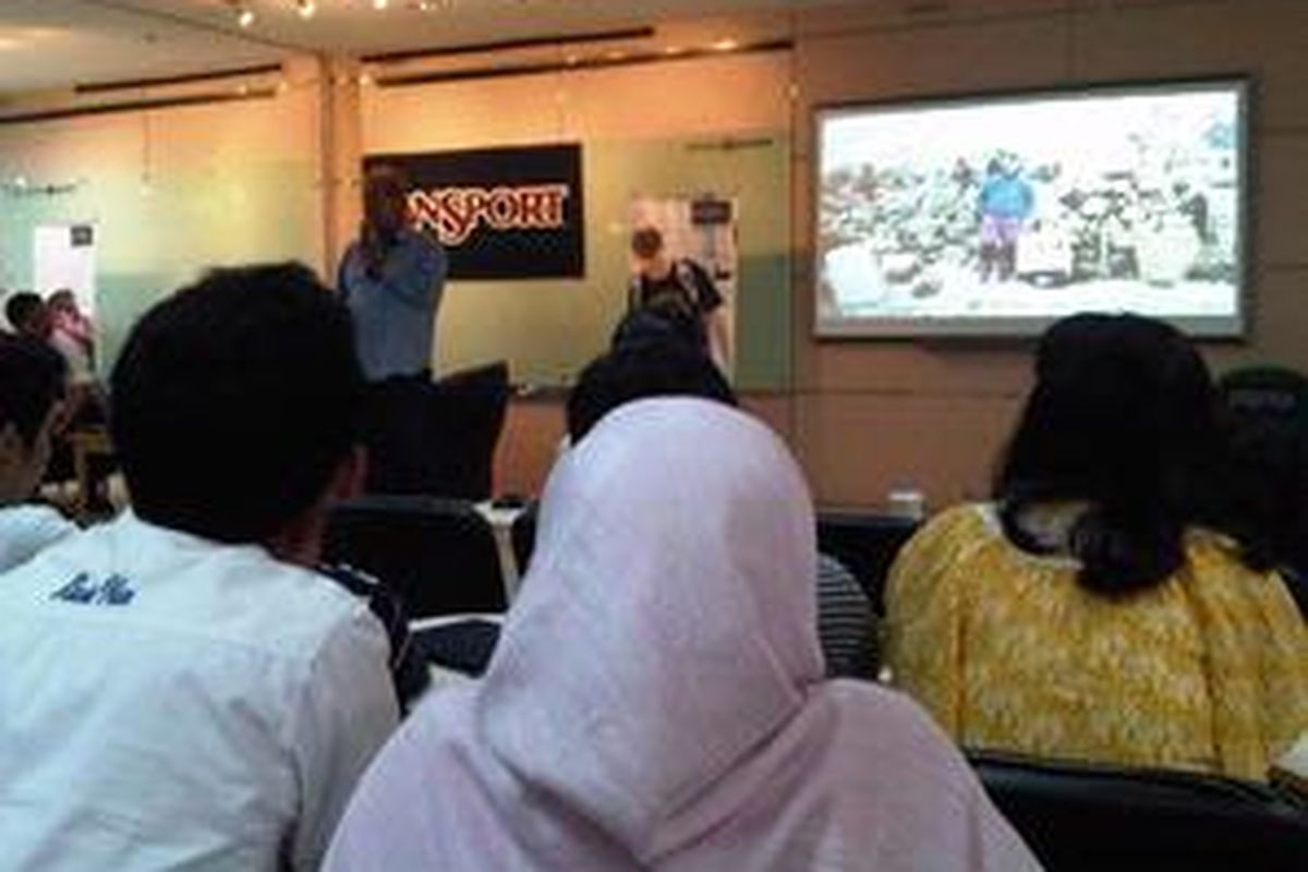 Salah satu pendiri JanSport, Skip Yowell menjadi pembicara di mini talkshow di Universitas Bakrie. Melalui bukunya, "The Hippie Guide to Climbing the Corporate Ladder & Other Mountains", Skip ingin menularkan jiwa petualangan dan pengalaman menjelajah dunia untuk membuka wawasan anak muda.