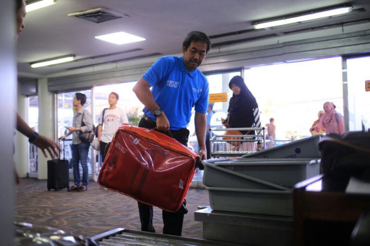 Direktur Utama PT Angkasa Pura II Muhammad Awaluddin saat menyamar sebagai petugas airport helper di Terminal 1C Bandara Soekarno-Hatta, Tangerang, Jumat (8/9/2017). Awaluddin melakukan hal tersebut untuk mengecek kinerja helper yang sebelumnya disebut malas-malasan di media sosial.