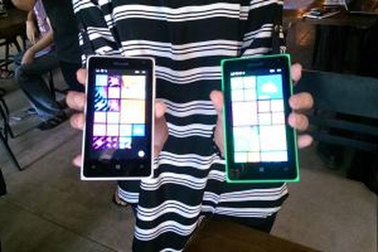Lumia 535 (Kiri) dan Lumia 435 (kanan)